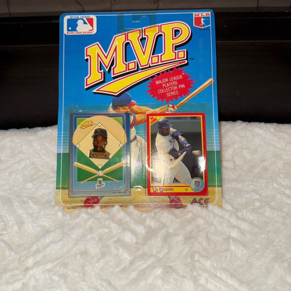 MVP Major League Players Pin and Card 1990